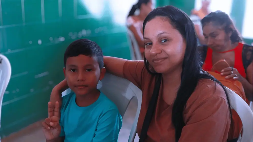 Adriel e sua mãe, Nikita, no Hospital Municipal de Belterra