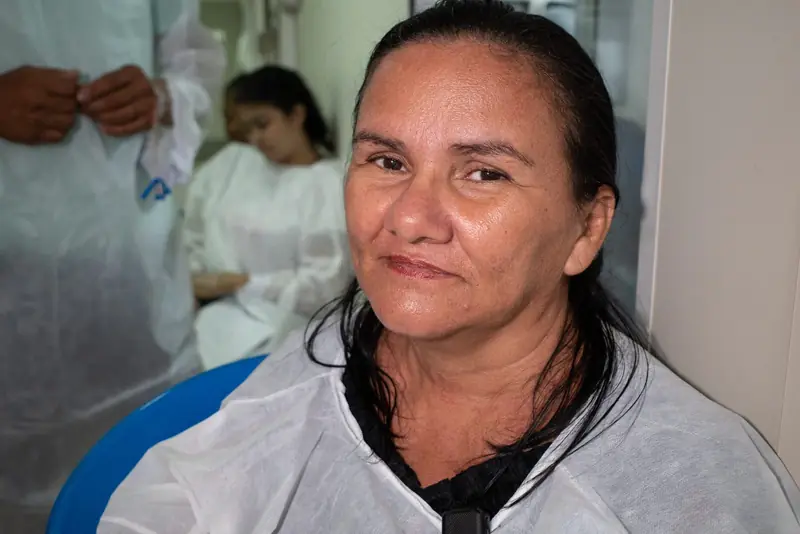 Paciente de avental cirúrgico esperando a cirurgia em expedição da ONG Zoé