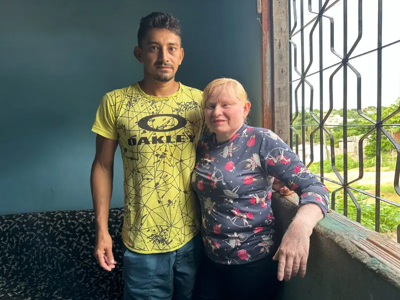 Casal atendido pela ONG Zoé na varanda de casa, em comunidade do Baixo Tapajós