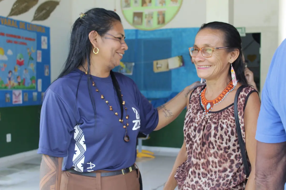 Voluntária da ONG Zoé e moradora de Belterra conversando lado a lado