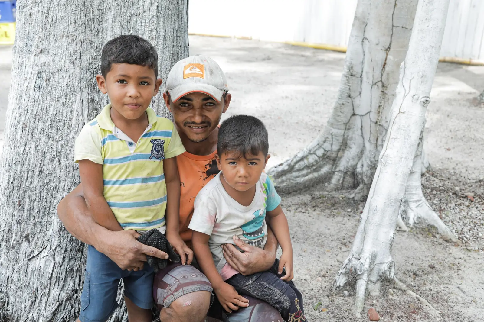 Um pai com os dois filhos pequenos em Belterra, no Baixo Tapajós