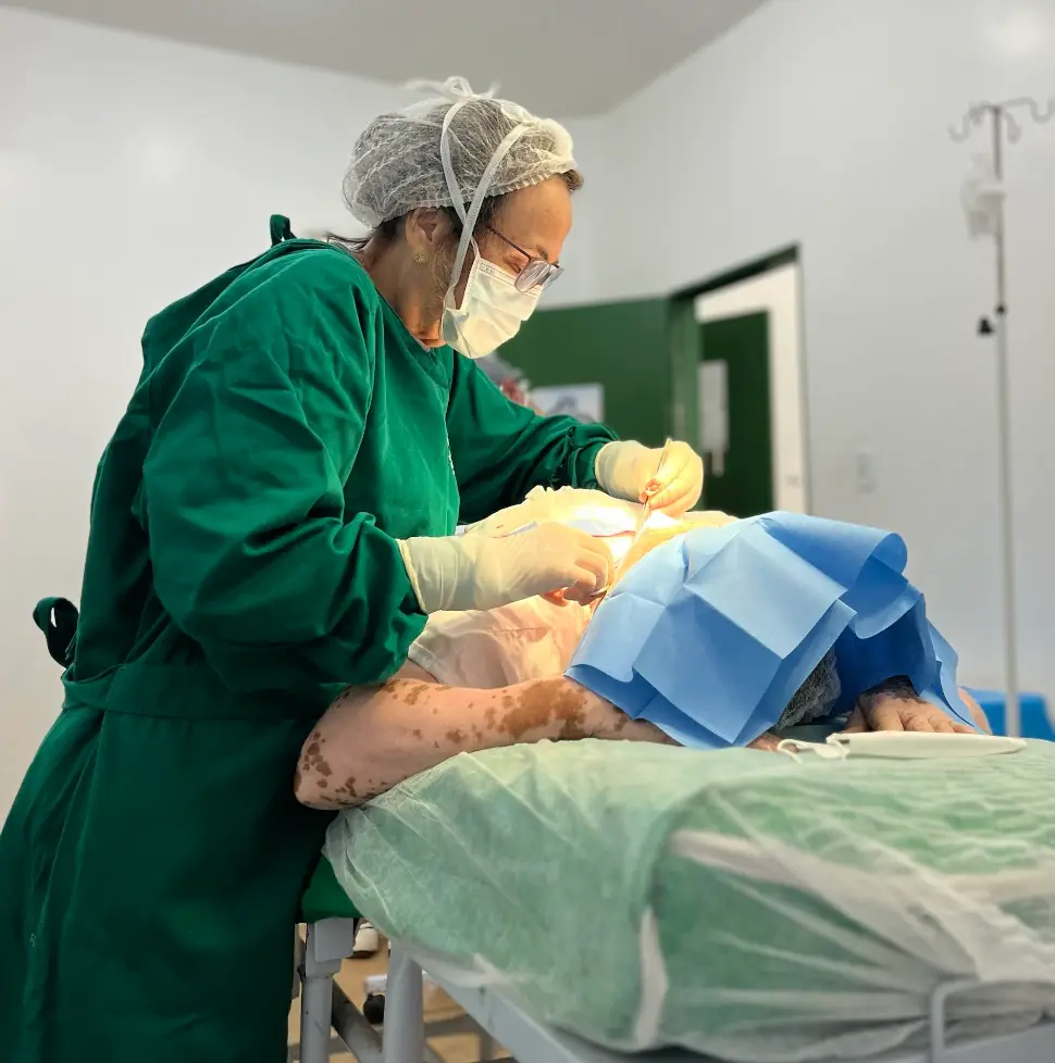 Equipe cirúrgica voluntária da ONG Zoé operando no Hospital Municipal de Belterra, Pará