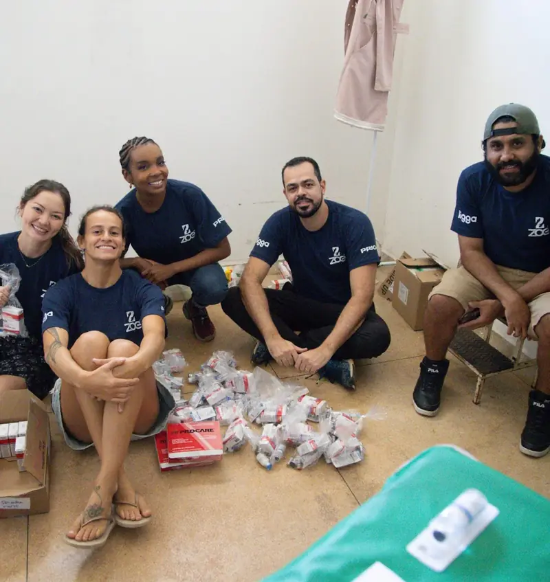Voluntários organizando medicamentos para a expedição