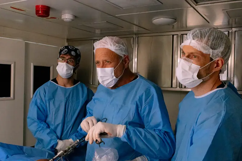 Equipe cirúrgica em atendimento no barco-hospital