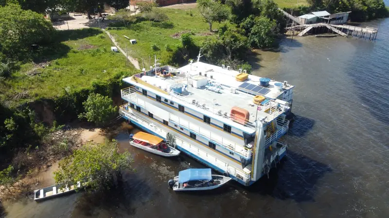 Barco-hospital atracado em comunidade do Tapajós