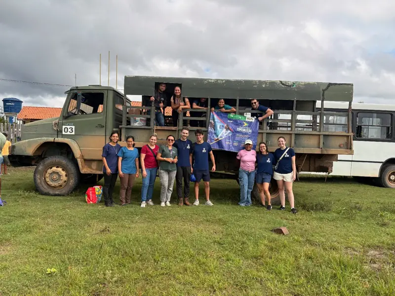 Equipe de voluntários a caminho do atendimento
