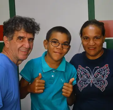 Voluntária examinando paciente em comunidade ribeirinha