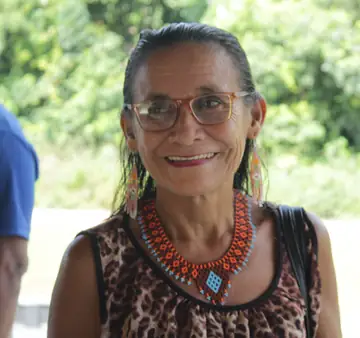 Mulher ribeirinha sorrindo com óculos novos