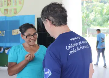 Voluntário conversando com paciente na comunidade