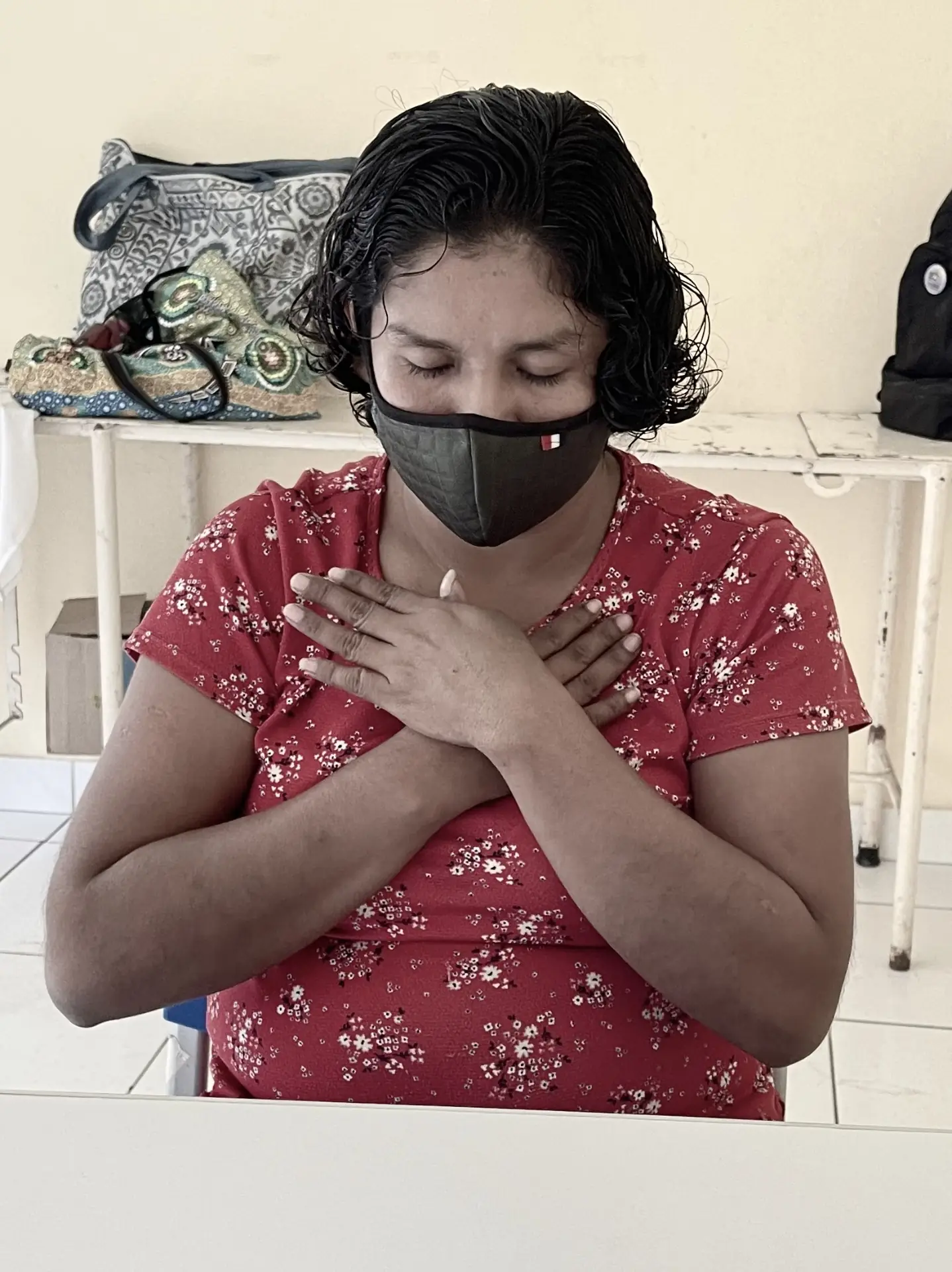 Psicóloga atendendo paciente em comunidade ribeirinha na Amazônia