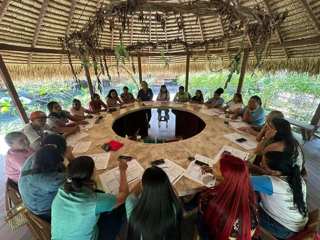 Roda de conversa psicológica em comunidade indígena na Amazônia