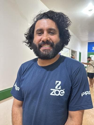 Retrato de Denis Sandoval Cordeiro Dos Santos , que é um voluntário da ONG Zoé.